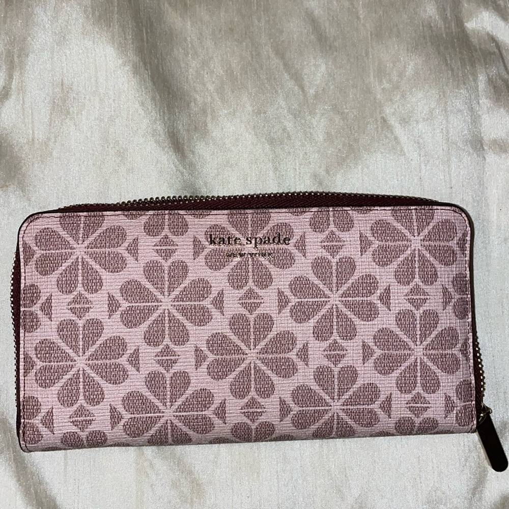 Kate spade wallet. USED ONCE, BRAND NEW